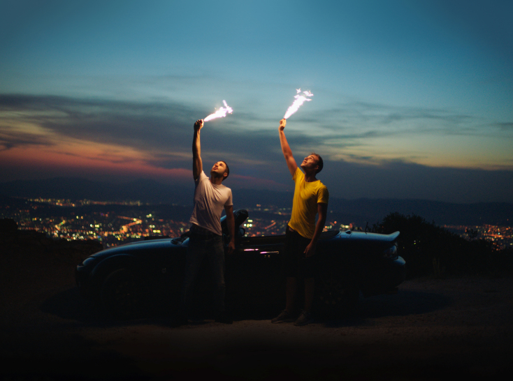 δύο άνδρες με φλόγα 