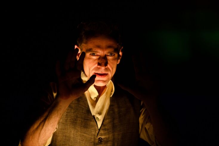 Ο Gene Gillette στο «Αρτώ/Βαν Γκογκ»