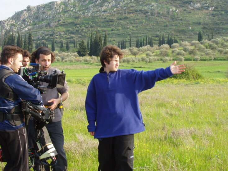 νεαρός άνδρας που σκηνοθετεί