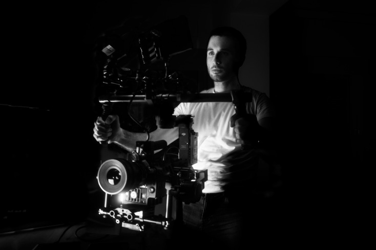 άνδρας πίσω από την κάμερα 