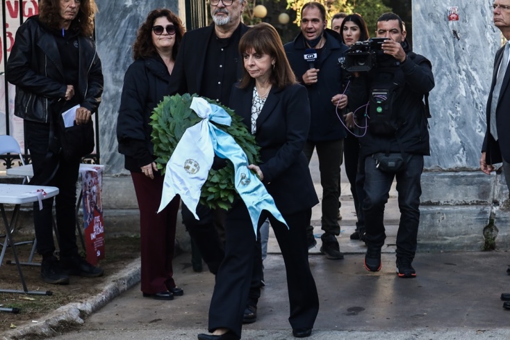 Η Πρόεδρος της Δημοκρατίας, Κατερίνα Σακελλαροπούλου, καταθέτει στεφάνι στο Πολυτεχνείο