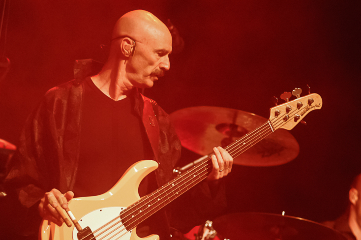 Η συναυλία του Peter Gabriel στην Αθήνα, τον Ιούνιο του 2004, στο Rockwave Festival, μέσα από σπάνιες φωτογραφίες του Χρήστου Κισατζεκιάν.