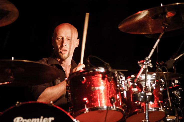 Η συναυλία του Peter Gabriel στην Αθήνα, τον Ιούνιο του 2004, στο Rockwave Festival, μέσα από σπάνιες φωτογραφίες του Χρήστου Κισατζεκιάν.