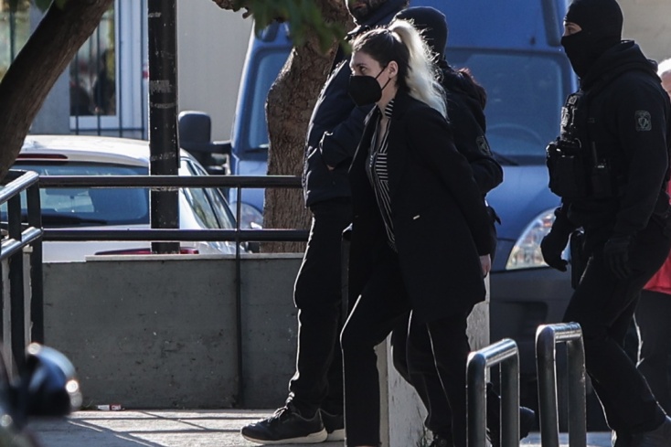 Η Ρούλα Πισπιρίγκου συνοδεία αστυνομικών στο ανακριτικό γραφείο