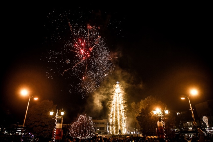 Φωταγωγήθηκε το ψηλότερο χριστουγεννιάτικο δέντρο στα Τρίκαλα - Πολίτες απαθανάτισαν τη στιγμή με το κινητό τους τηλέφωνο