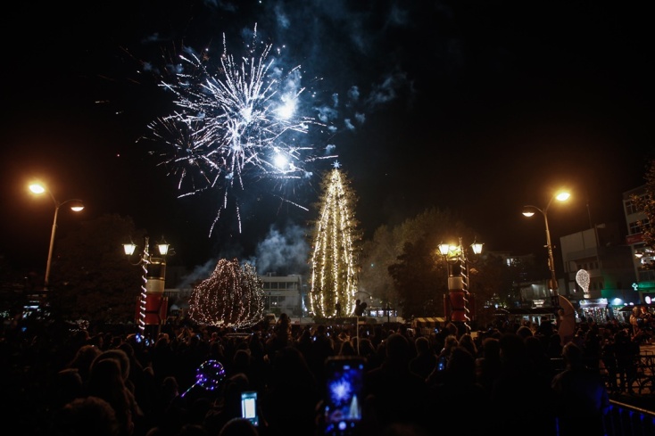 Φωταγωγήθηκε το ψηλότερο χριστουγεννιάτικο δέντρο στα Τρίκαλα - Πολίτες απαθανάτισαν τη στιγμή με το κινητό τους τηλέφωνο