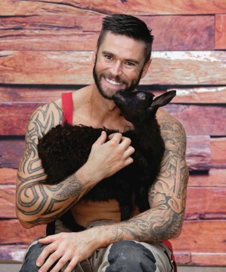 Μόλις κυκλοφόρησε το πιο δημοφιλές ημερολόγιο του κόσμου για το 2023, το ημερολόγιο του Πυροσβεστικού Σώματος Αυστραλίας, με ημίγυμνους πυροσβέστες και χαριτωμένα ζωάκια στην αγκαλιά τους. Το ημερολόγιο φέτος συμπληρώνει 30 χρόνια εκδόσεων.