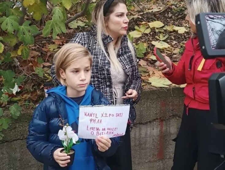 Μαθητής κρατά μήνυμα για τον 11χρονο μαθητή που σκοτώθηκε στο δημοτικό σχολείο