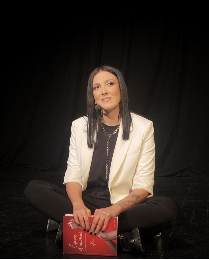 Η Ρενέ με το βιβλίο της