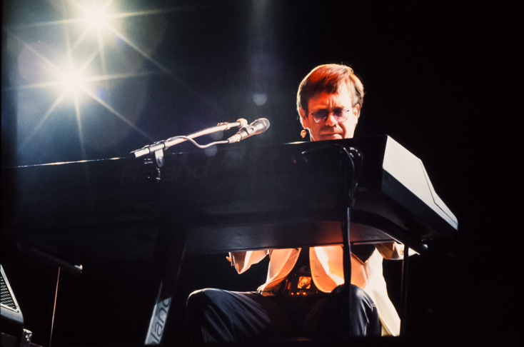 Η πρώτη συναυλία του Έλτον Τζον στην Ελλάδα, το καλοκαίρι του 1993, στην Αθήνα, στο γήπεδο της ΑΕΚ, μέσα από σπάνιες φωτογραφίες του Χρήστου Κισατζεκιάν.