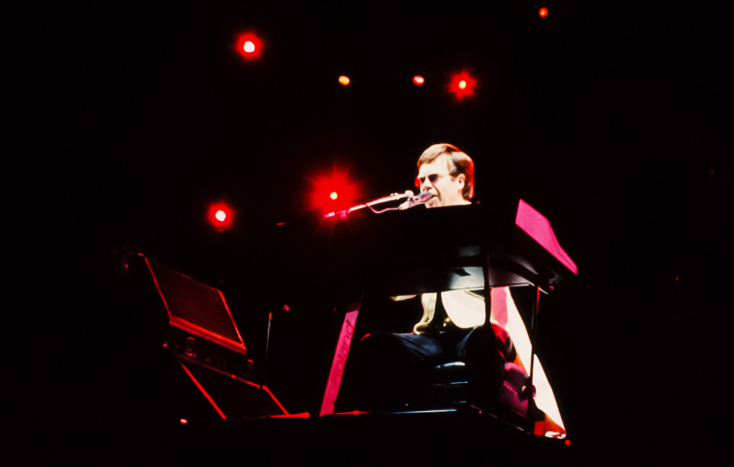 Η πρώτη συναυλία του Έλτον Τζον στην Ελλάδα, το καλοκαίρι του 1993, στην Αθήνα, στο γήπεδο της ΑΕΚ, μέσα από σπάνιες φωτογραφίες του Χρήστου Κισατζεκιάν.