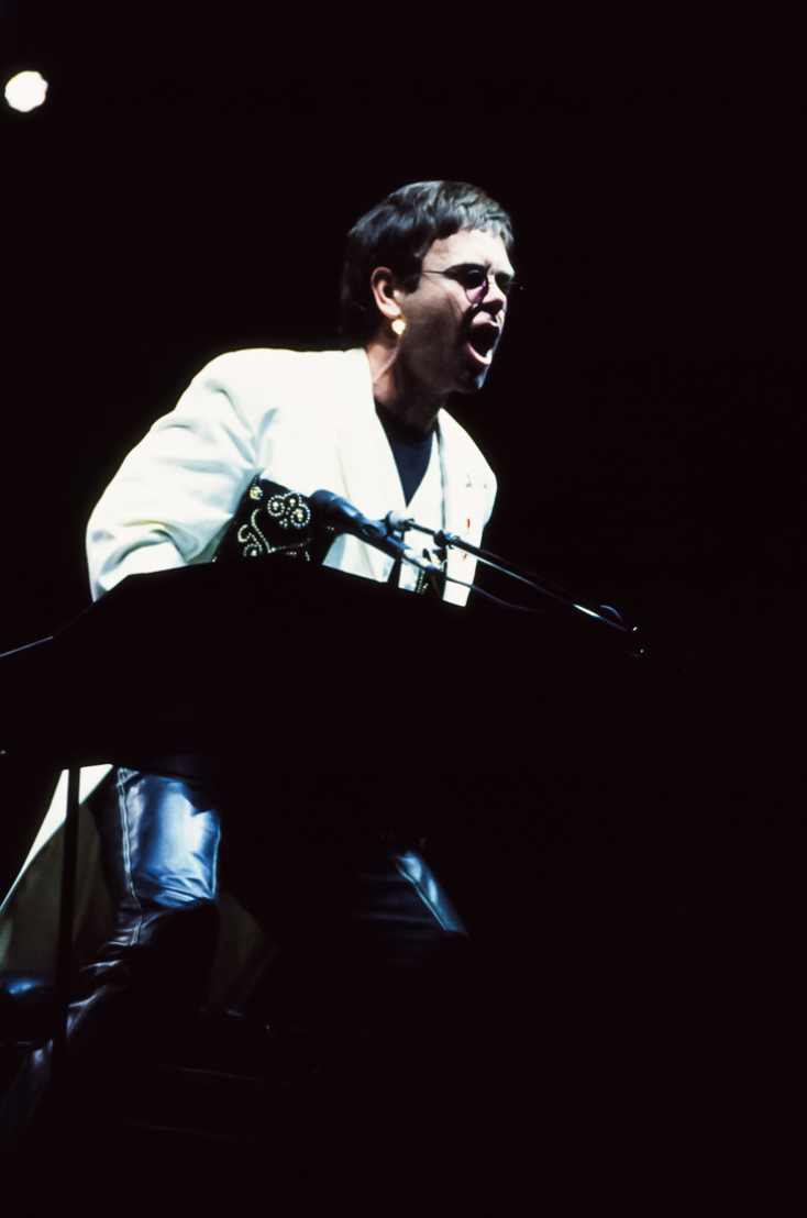 Η πρώτη συναυλία του Έλτον Τζον στην Ελλάδα, το καλοκαίρι του 1993, στην Αθήνα, στο γήπεδο της ΑΕΚ, μέσα από σπάνιες φωτογραφίες του Χρήστου Κισατζεκιάν.