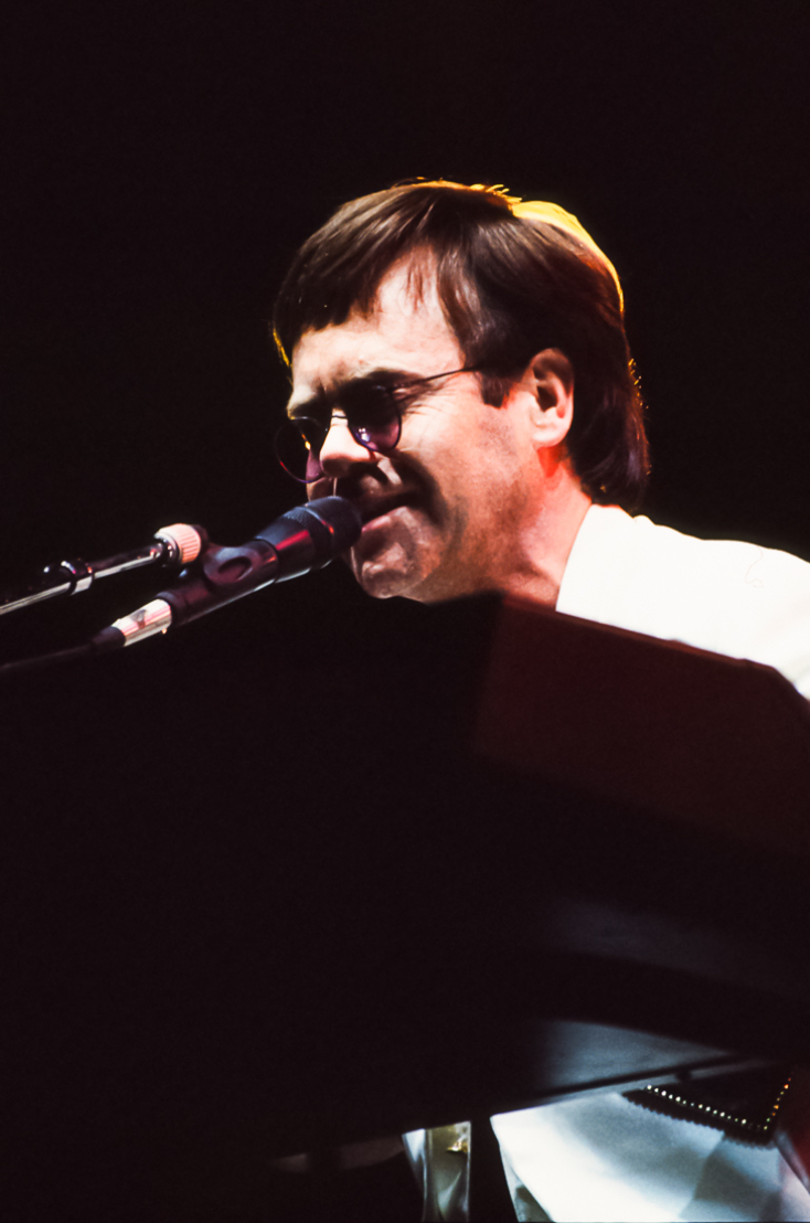 Η πρώτη συναυλία του Έλτον Τζον στην Ελλάδα, το καλοκαίρι του 1993, στην Αθήνα, στο γήπεδο της ΑΕΚ, μέσα από σπάνιες φωτογραφίες του Χρήστου Κισατζεκιάν.