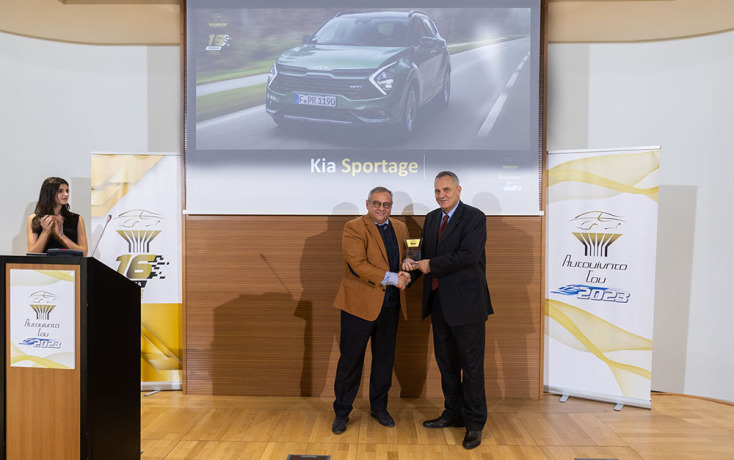 Από αριστερά:  Α. Χριστοφορίδης, Γενικός Διευθυντής Kia και δεξιά Ν. Λουπάκης Πρόεδρος ΑΤΧ