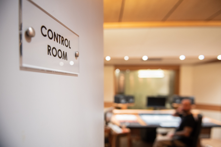 Επίσκεψη στο Lizard Sound Studio: Ο παραγωγός, μηχανικός ήχου, front of house ηχολήπτης, Δημήτρης Καρπούζας, μιλά για τη διαδικασία ηχογράφησης, την παραγωγή και την ολοκλήρωση ενός άλμπουμ.