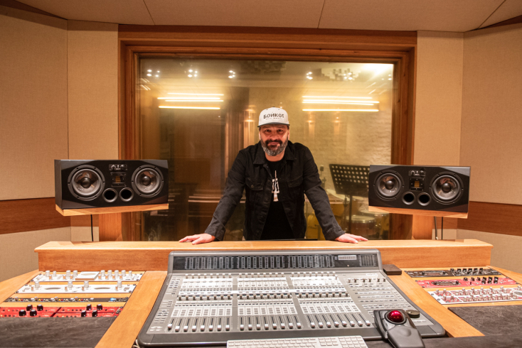 Επίσκεψη στο Lizard Sound Studio: Ο παραγωγός, μηχανικός ήχου, front of house ηχολήπτης, Δημήτρης Καρπούζας, μιλά για τη διαδικασία ηχογράφησης, την παραγωγή και την ολοκλήρωση ενός άλμπουμ.