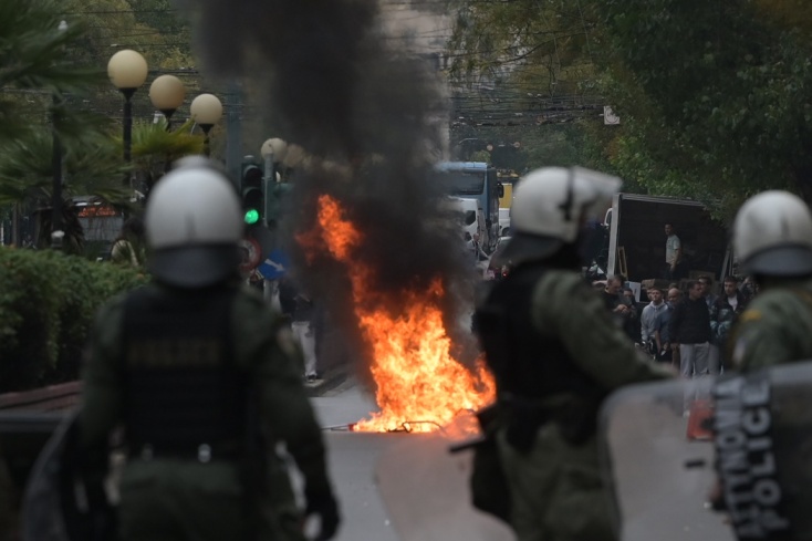 Ένταση και φωτιές έξω από την ΑΣΟΕΕ
