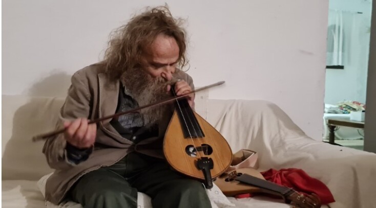 Ο Ψαραντώνης παίζει με χαμόγελο τη νέα του λύρα