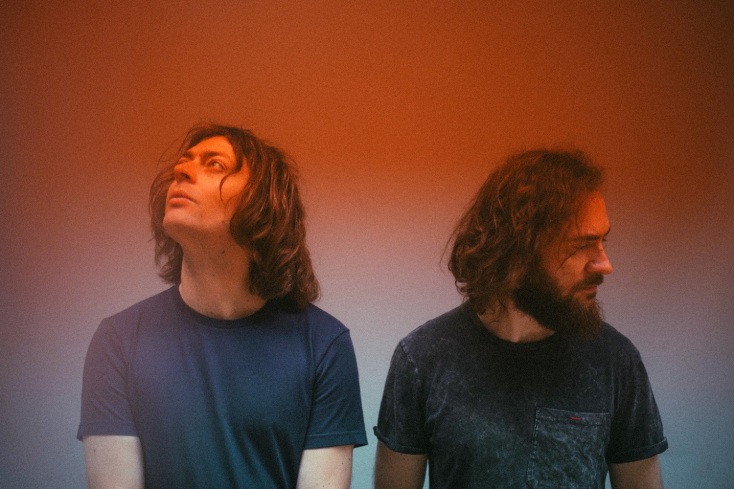 Sunda Arc: Τα αδέρφια Jordan και Nick Smart μιλούν στην ATHENS VOICE για το άλμπουμ «Night Lands», την ελληνική καταγωγή τους και τη μουσική τους πορεία από τους Mammal Hands μέχρι σήμερα.