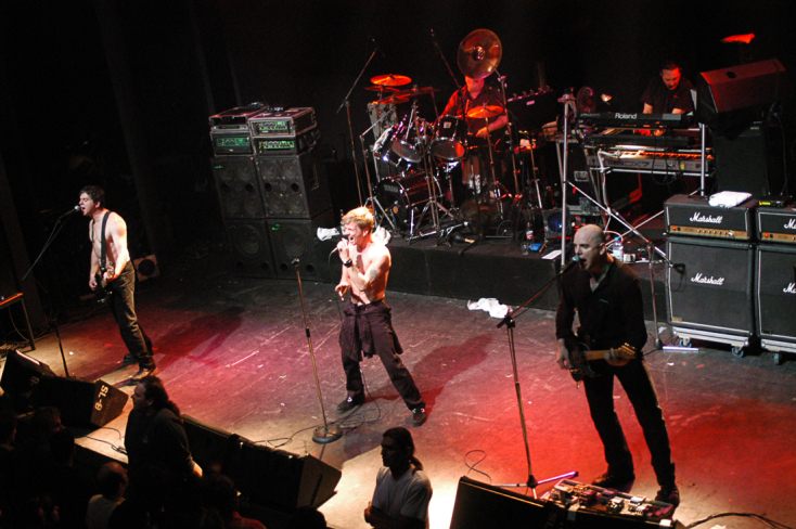 The Stranglers: Ο Χρήστος Κισατζεκιάν μοιράζεται σπάνιες φωτογραφίες από τη συναυλία τους στην Αθήνα, τον Μάιο του 2004 και γράφει για την απώλεια του ντράμερ Jet Black.