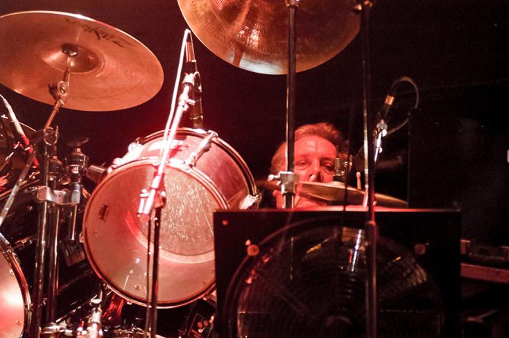 The Stranglers: Ο Χρήστος Κισατζεκιάν μοιράζεται σπάνιες φωτογραφίες από τη συναυλία τους στην Αθήνα, τον Μάιο του 2004 και γράφει για την απώλεια του ντράμερ Jet Black.