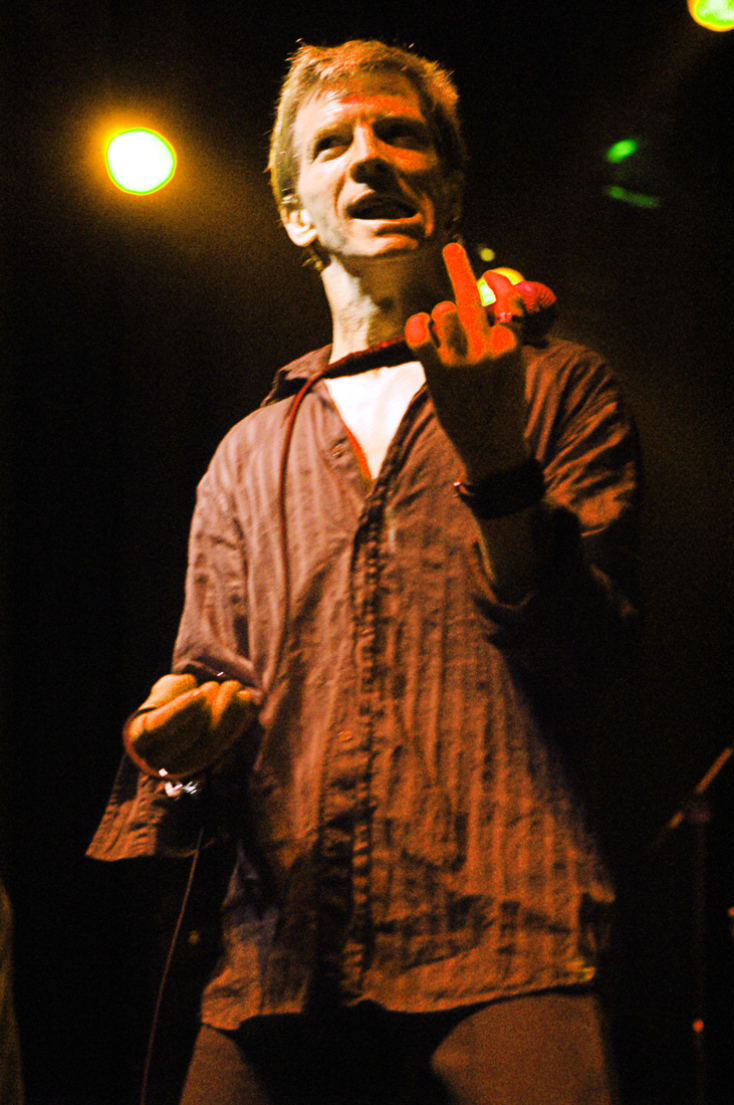 The Stranglers: Ο Χρήστος Κισατζεκιάν μοιράζεται σπάνιες φωτογραφίες από τη συναυλία τους στην Αθήνα, τον Μάιο του 2004 και γράφει για την απώλεια του ντράμερ Jet Black.