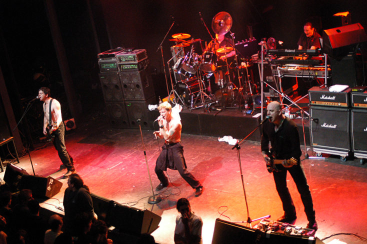 The Stranglers: Ο Χρήστος Κισατζεκιάν μοιράζεται σπάνιες φωτογραφίες από τη συναυλία τους στην Αθήνα, τον Μάιο του 2004 και γράφει για την απώλεια του ντράμερ Jet Black.