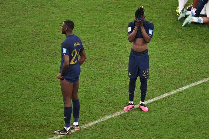 Οι παίκτες της Γαλλίας φανερά απογοητευμένοι από την ήττα τους στον τελικό © EPA/Friedemann Vogel