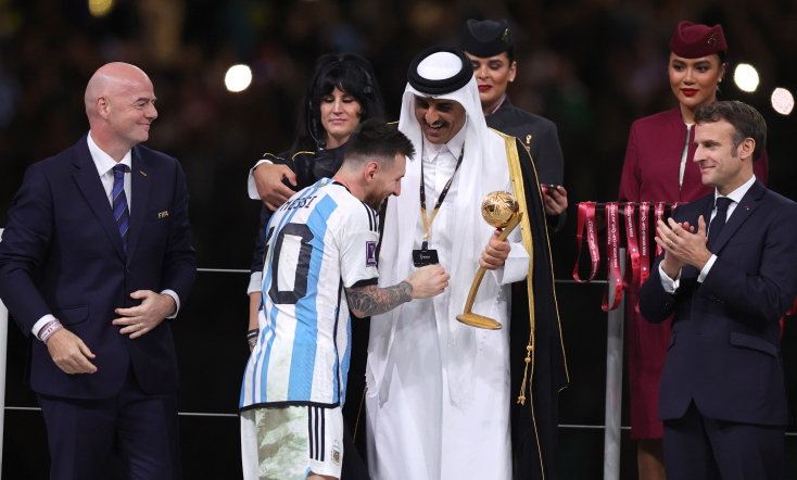 H στιγμή που ο Λιονέλ Μέσι παραλαμβάνει το βραβείο του MVP της διοργάνωσης © EPA/Friedemann Vogel