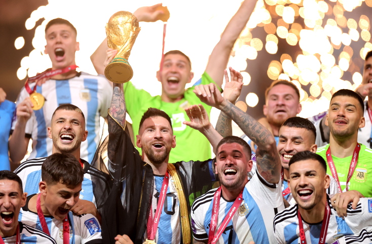 H στιγμή που ο Λιονέλ Μέσι σηκώνει στον ουρανό του Κατάρ το Παγκόσμιο Κύπελλο © EPA/Friedemann Vogel