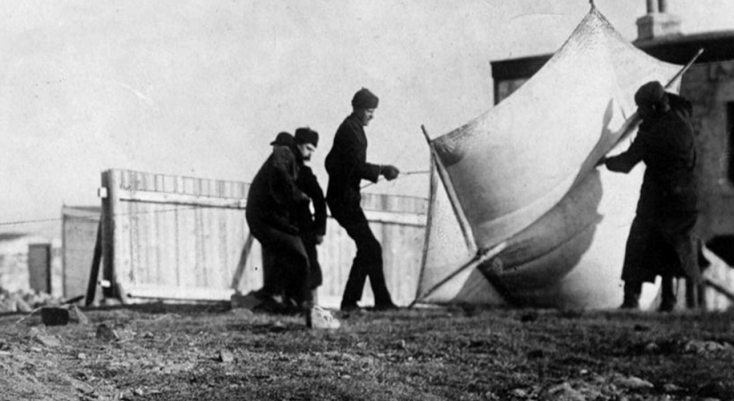 άνδρες σηκώνουν σημαία