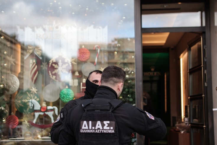 Ένοπλη ληστεία σε κατάστημα με ρολόγια στο κέντρο της Αθήνας - Αστυνομικοί έξω από το μαγαζί