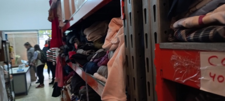 Ρεπορτάζ: Το κέντρο βοήθειας Ουκρανών προσφύγων Οπόρα, στην οδό Φερών 8, στην Αθήνα, όπου συγκεντρώνονται προϊόντα, προκειμένου να τα δώσουν σε όσους έχουν ανάγκη.