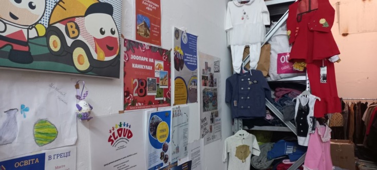 Ρεπορτάζ: Το κέντρο βοήθειας Ουκρανών προσφύγων Οπόρα, στην οδό Φερών 8, στην Αθήνα, όπου συγκεντρώνονται προϊόντα, προκειμένου να τα δώσουν σε όσους έχουν ανάγκη.