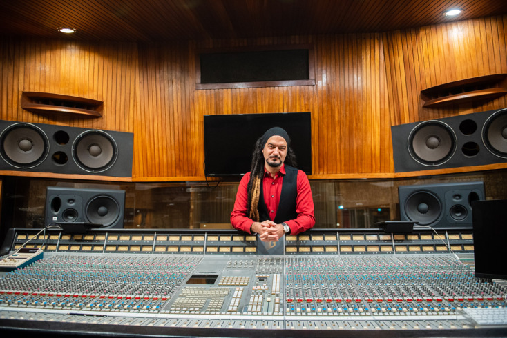 Επίσκεψη στα Sierra Recordings SA: Ο μουσικός παραγωγός Αλέξανδρος Χρυσίδης μιλά για τη διαδικασία ηχογράφησης, την παραγωγή και την ολοκλήρωση ενός άλμπουμ.