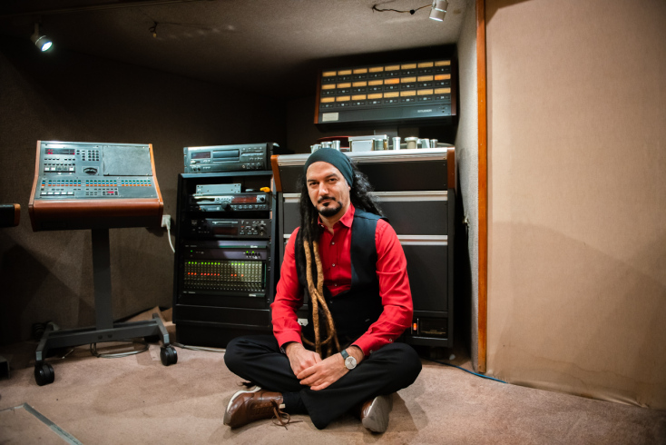 Επίσκεψη στα Sierra Recordings SA: Ο μουσικός παραγωγός Αλέξανδρος Χρυσίδης μιλά για τη διαδικασία ηχογράφησης, την παραγωγή και την ολοκλήρωση ενός άλμπουμ.