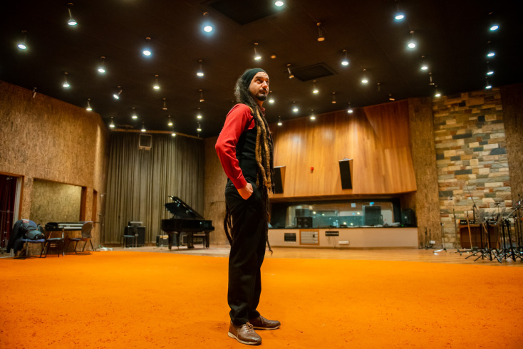 Επίσκεψη στα Sierra Recordings SA: Ο μουσικός παραγωγός Αλέξανδρος Χρυσίδης μιλά για τη διαδικασία ηχογράφησης, την παραγωγή και την ολοκλήρωση ενός άλμπουμ.