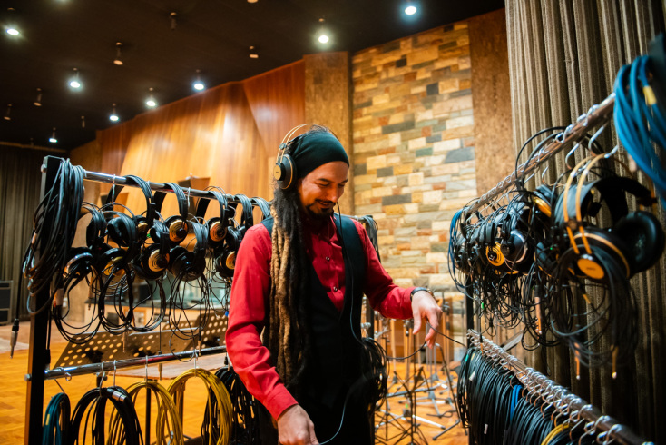 Επίσκεψη στα Sierra Recordings SA: Ο μουσικός παραγωγός Αλέξανδρος Χρυσίδης μιλά για τη διαδικασία ηχογράφησης, την παραγωγή και την ολοκλήρωση ενός άλμπουμ.