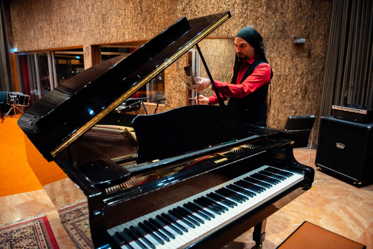 Επίσκεψη στα Sierra Recordings SA: Ο μουσικός παραγωγός Αλέξανδρος Χρυσίδης μιλά για τη διαδικασία ηχογράφησης, την παραγωγή και την ολοκλήρωση ενός άλμπουμ.