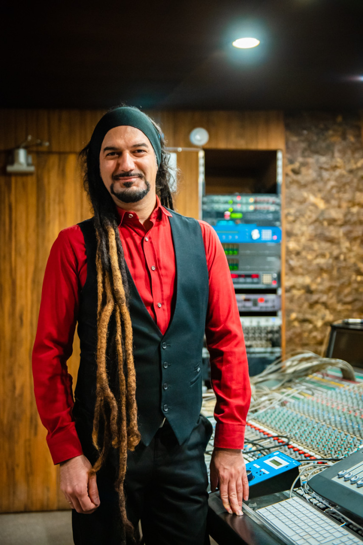 Επίσκεψη στα Sierra Recordings SA: Ο μουσικός παραγωγός Αλέξανδρος Χρυσίδης μιλά για τη διαδικασία ηχογράφησης, την παραγωγή και την ολοκλήρωση ενός άλμπουμ.