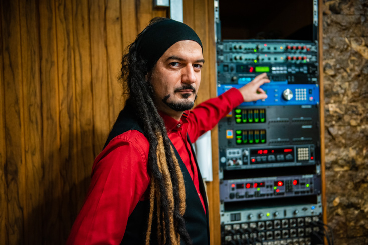 Επίσκεψη στα Sierra Recordings SA: Ο μουσικός παραγωγός Αλέξανδρος Χρυσίδης μιλά για τη διαδικασία ηχογράφησης, την παραγωγή και την ολοκλήρωση ενός άλμπουμ.