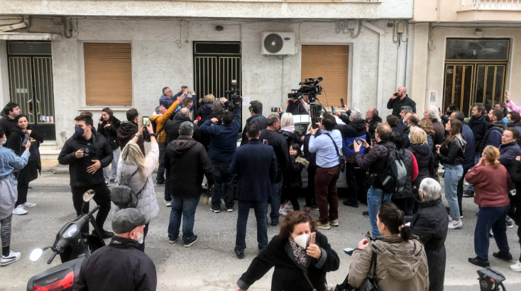Πλήθος κόσμου έξω από το σπίτι της Ρούλας Πισπιρίγκου στην Πάτρα
