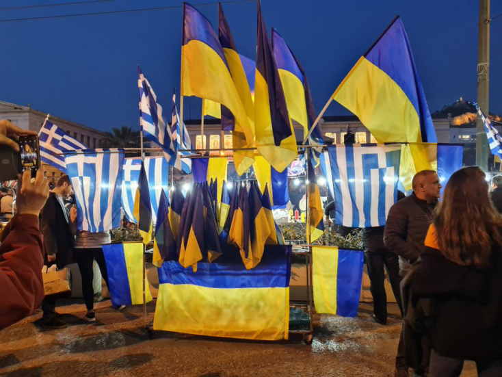 Μικροπωλητής με ουκρανικές σημαίες στο Σύνταγμα