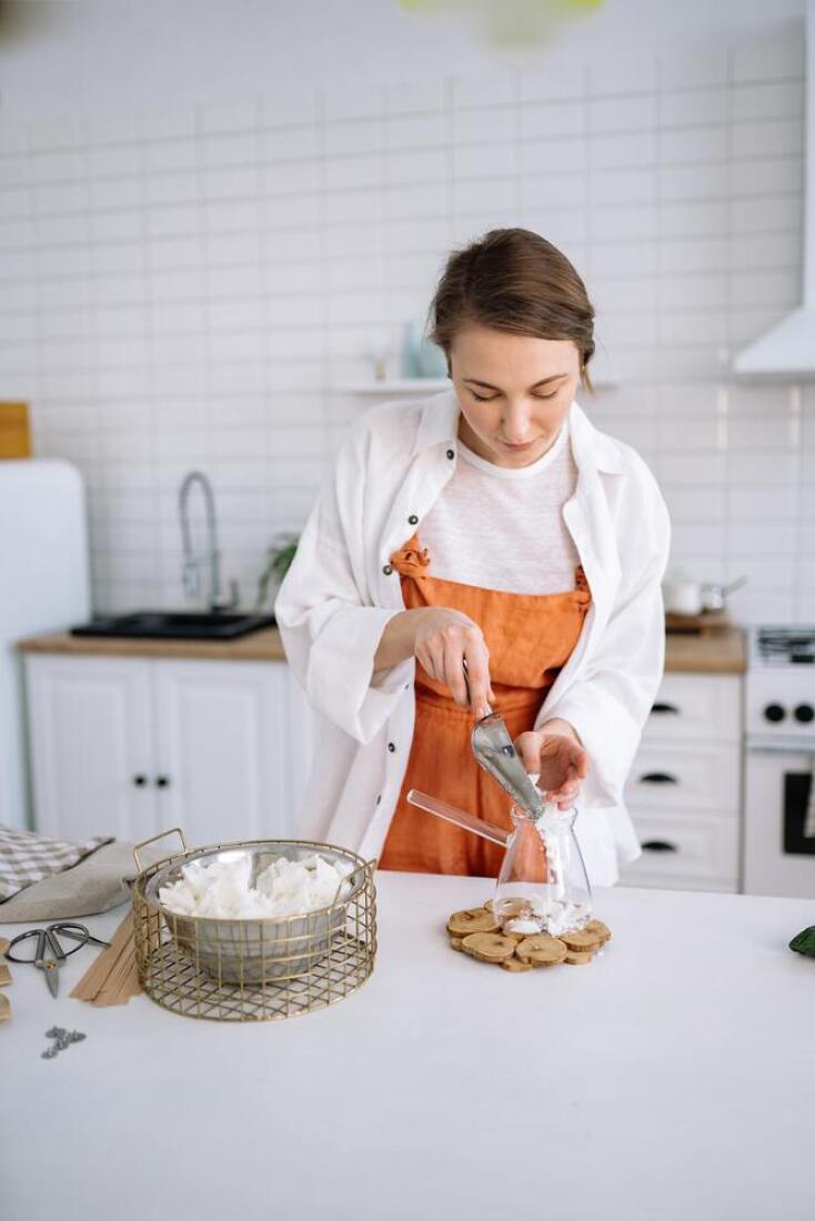 Όπως κάθε χρόνο, λίγο πριν την Πρωτοχρονιά, δίνουμε στον εαυτό μας υποσχέσεις και ελπίζουμε να τις τηρήσουμε. Παρακάτω θα βρείτε 100+1 υποσχέσεις για να σας βοηθήσουν να τηρήσετε έστω και μία. 