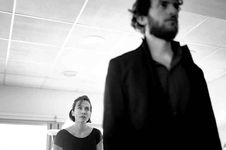 Η Αθανασία Αγοράκη και ο Ηλίας Κούτλας στο "Πόσο πολύ φοβάμαι ότι θα φύγεις. Ένα παιχνίδι ρόλων"