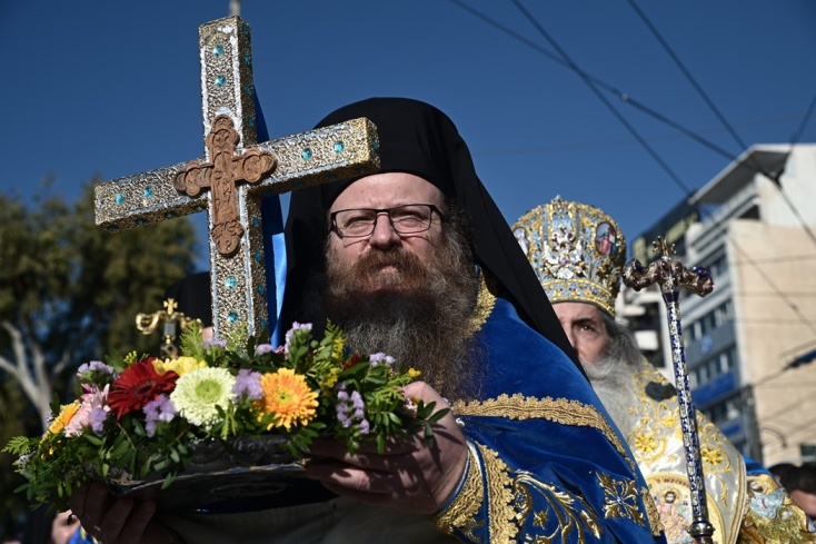 Θεοφάνεια 2023 στον Πειραιά: Ο Σταυρός στα χέρια ιερέα