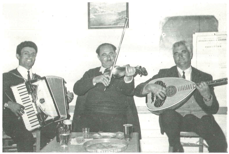 Ο Αντώνης Κουλιάς στο βιολί και ο Μιχάλης Τσαμπουνιάρης στο λαούτο (CD 12).  Εδώ παίζοντας με συνοδεία ακορντεόν.