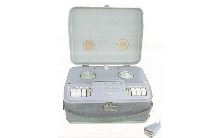 Μανόλης Κ. Χατζηγιακουμής: Το αυθεντικό μαγνητόφωνο  Grundig TK 23 με το οποίο  έγιναν οι ηχογραφήσεις και  το εξαιρετικά ευαίσθητο  μικρόφωνό του