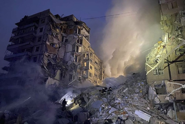 Πόλεμος στην Ουκρανία: Οι Ρώσοι βομβάρδισαν πολυκατοικία στο Ντνίπρο - Δεκάδες τραυματίες και παγιδευμένοι - Άρματα μάχης στέλνει το Λονδίνο.