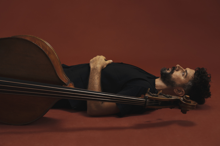 Συνέντευξη: Ο κοντραμπασίστας Πέτρος Κλαμπάνης μιλάει για το νέο άλμπουμ «Tora Collective», έναν δίσκο που ασχολείται δημιουργικά την ελληνική μουσική παράδοση.